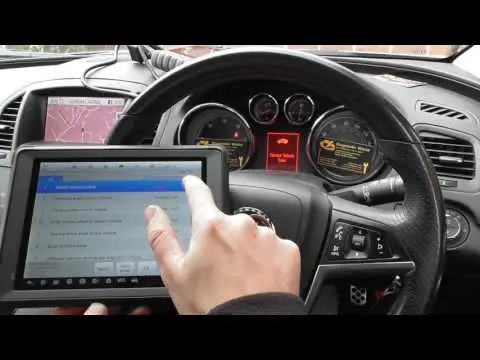 Диагностичен таблет пред волана на Opel