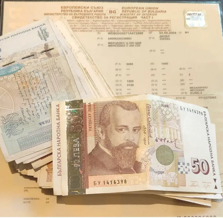Документи и банкнота при сделка за автомобил