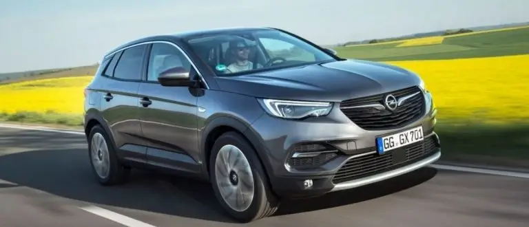 Сив автомобил Opel в движение