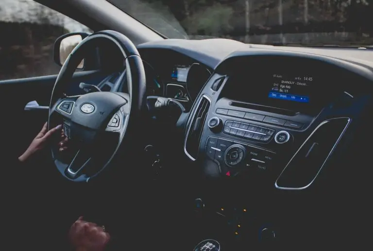Волан и централна конзола в интериора на Ford