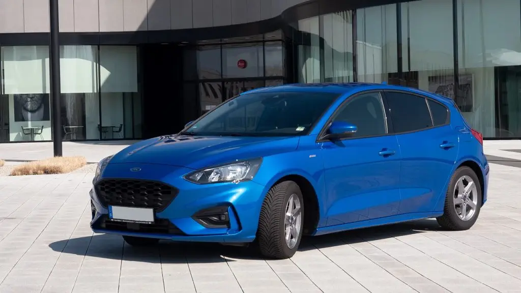 Син Ford пред модерна сграда