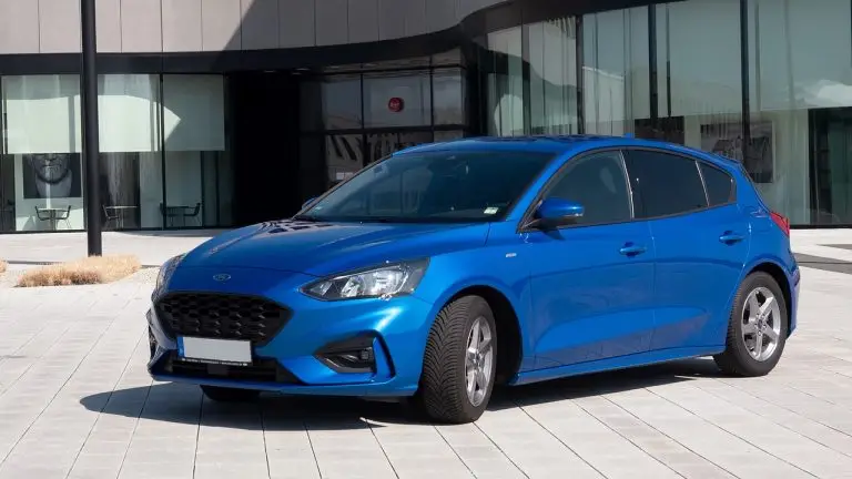 Син Ford пред модерна сграда