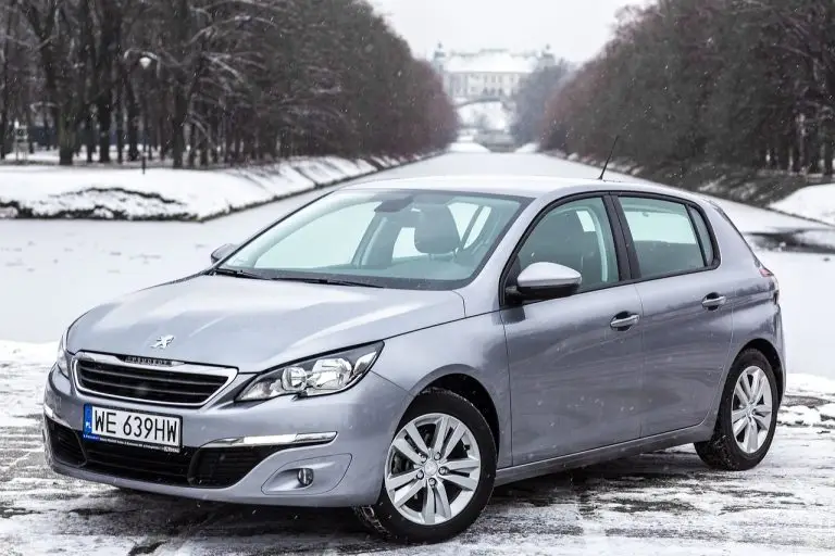 Сребрист Peugeot 308 на заснежен път
