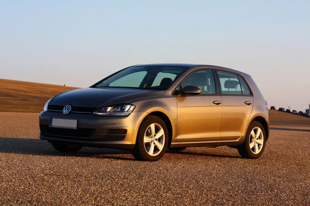 Златист Volkswagen Golf, сниман отпред и отстрани