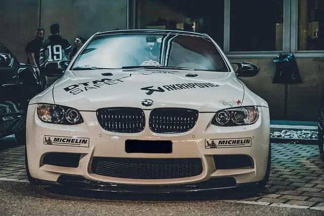 Предна част на бял BMW със спортно оформление