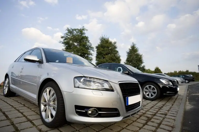 Автомобили, подредени за продажба на открито