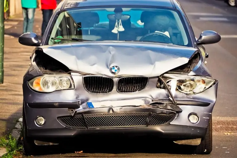 BMW с повреди по предната част след катастрофа