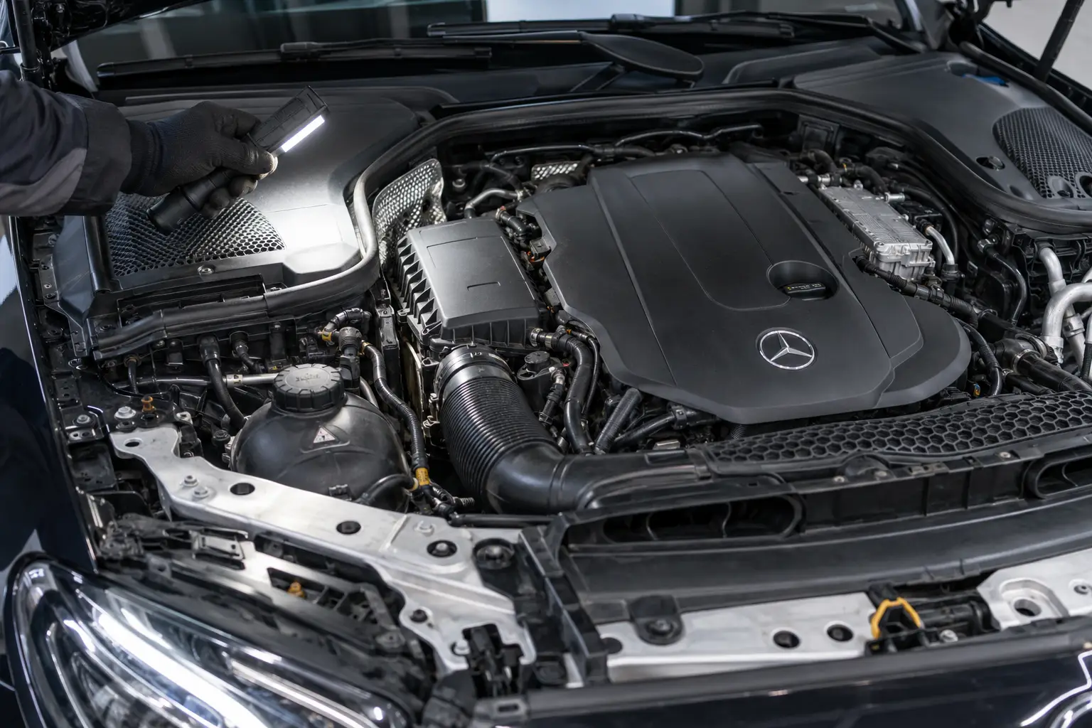 Илюстративна техническа проверка на Mercedes E 220 d (W213)